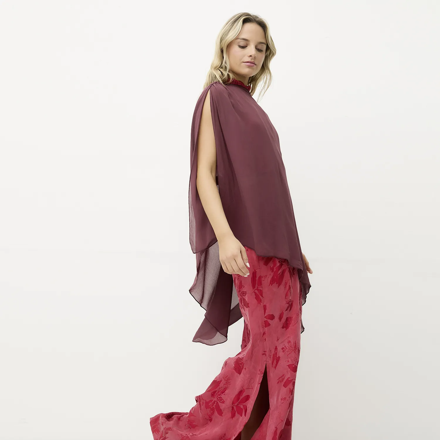 PAULA MEKIS X BASEMENT - Tapado burdeo $24.990