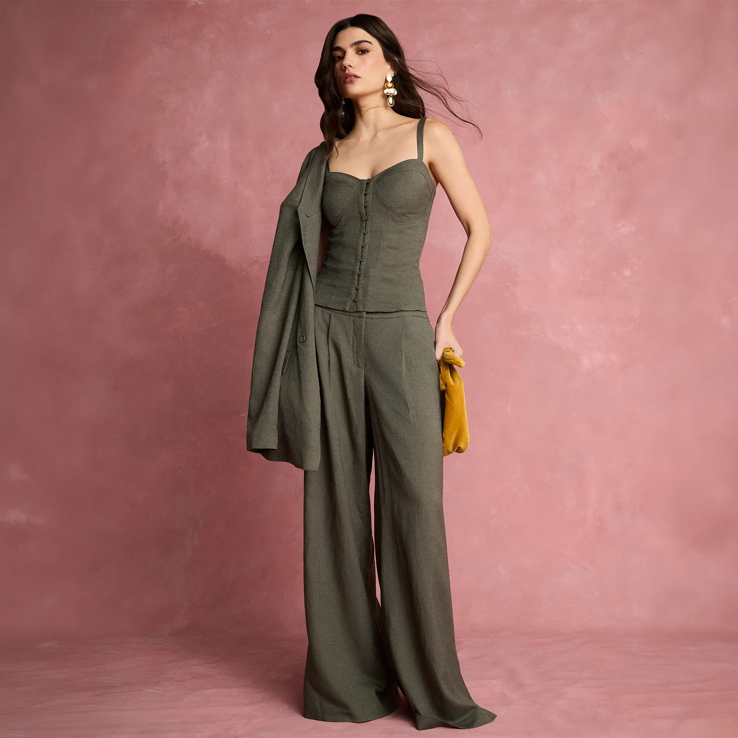 BASEMENT X FRAN LARRAÍN - Blazer $79.990 / Top $39.990 / Pantalón $49.990