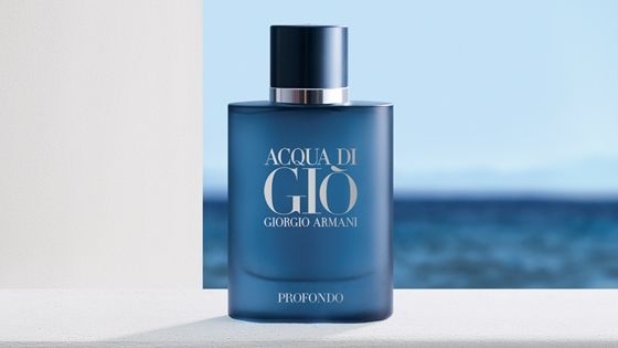 Botella frasco Acqua di Giò Profondo sobre el mar balcón Armani