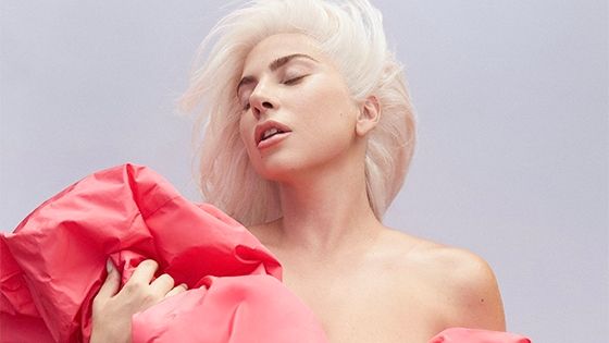 Lady Gaga vestido rojo Voce Viva representa su voz 