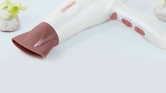 Secador de pelo con acondicionamiento Iónico y concentrador de aire