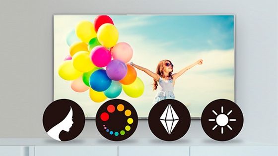 Foto niña con globos de muchos colores