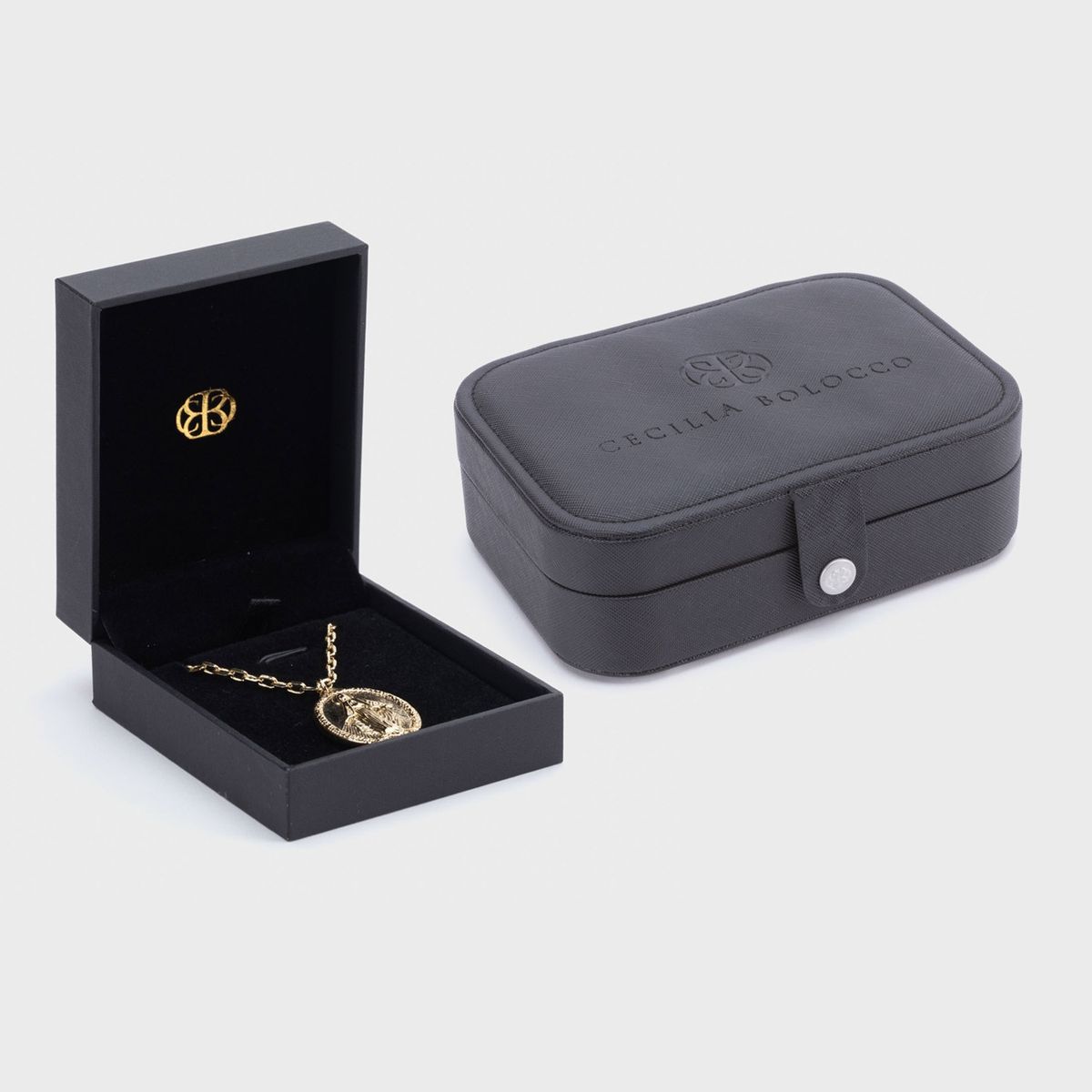 CECILIA BOLOCCO - Cecilia Bolocco Set Joyero + Collar Bañado en Oro Virgen María