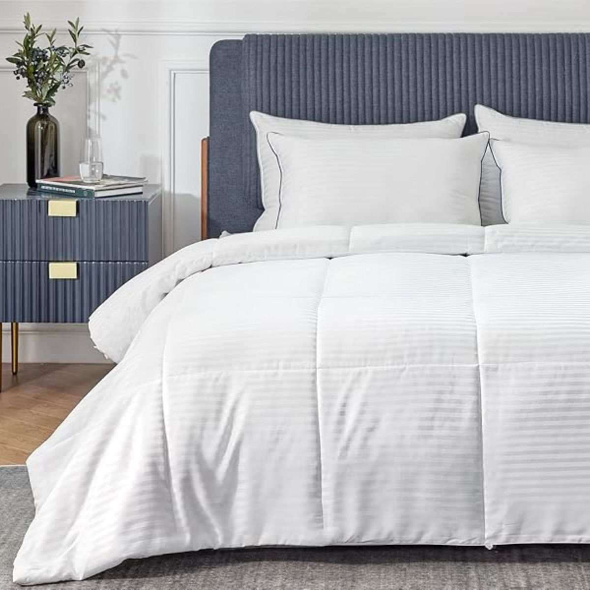 KARYTEX - Plumón Hotelero Saten A Rayas Color Blanco Cama Sencilla