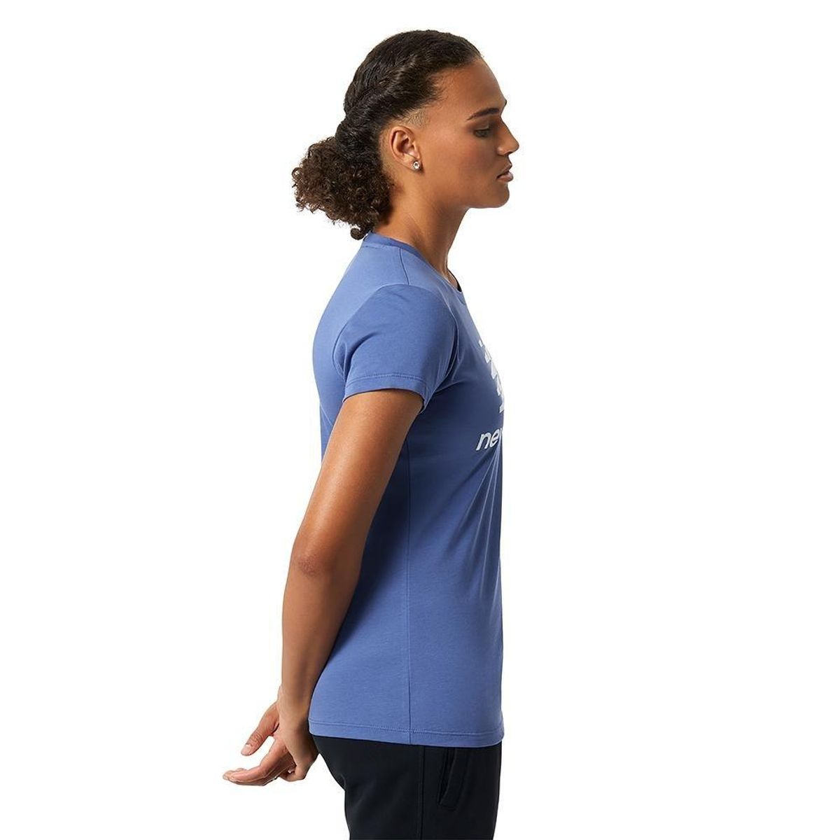 NEW BALANCE - Camiseta New Balance Essentials Stacked Para Mujer-Celeste