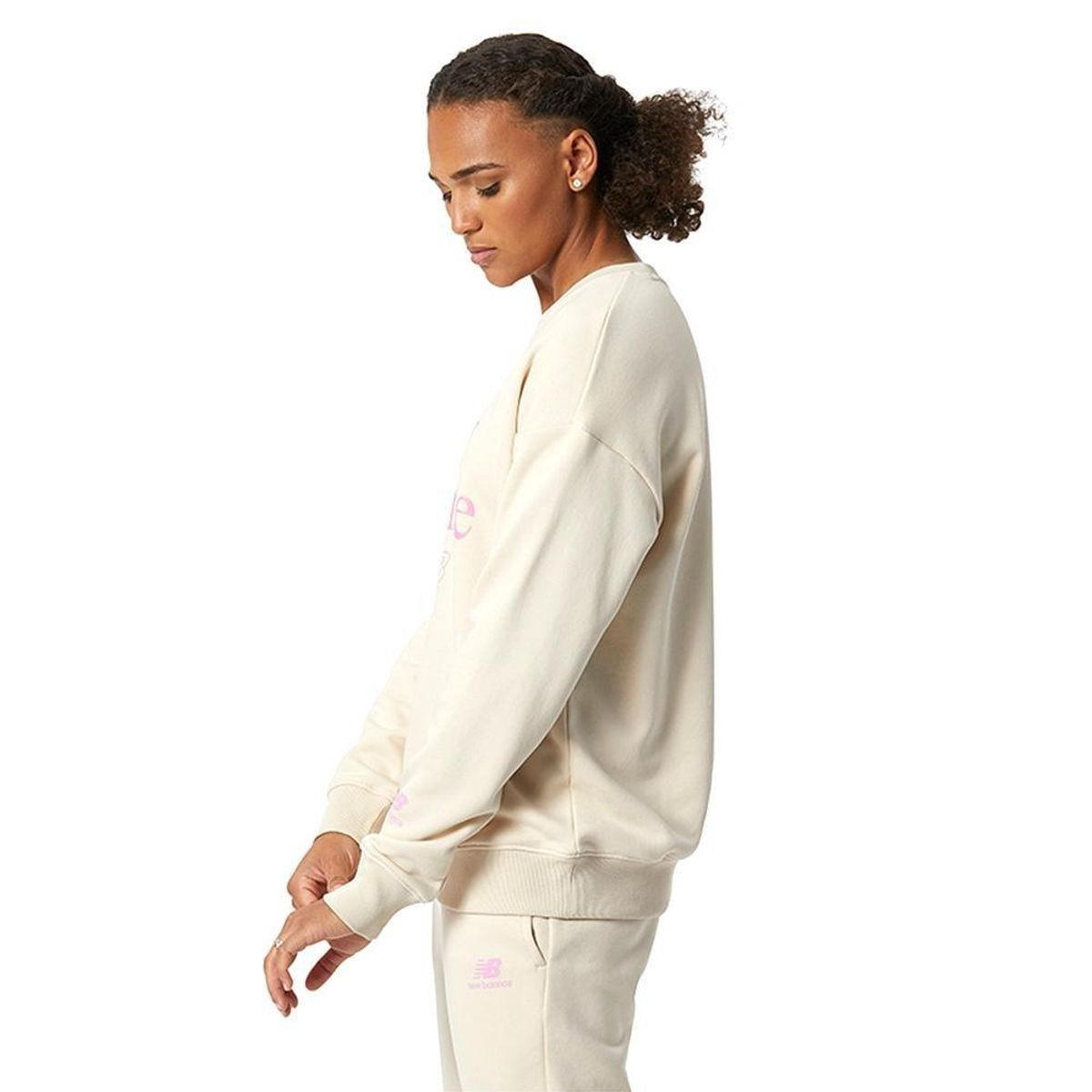 NEW BALANCE - Sueter New Balance Celebrate Fleece Para Mujer-Beige