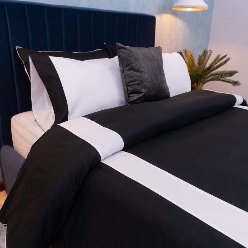 AMARE HOME - Set Duvet Cover Black - Colección Joy Queen.
