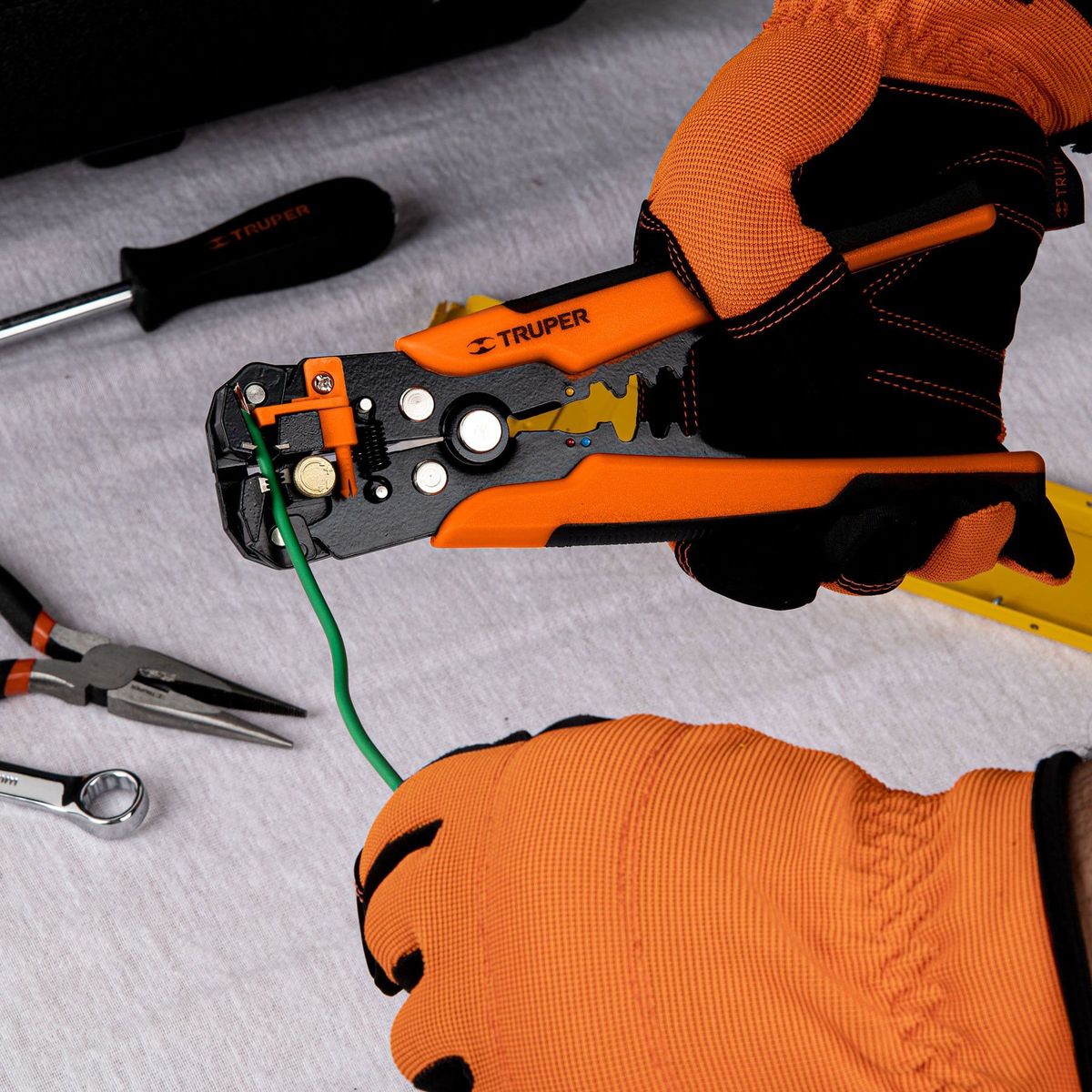 TRUPER - Alicate Pelacable Automático Profesional De 8", Mango Tpr Truper