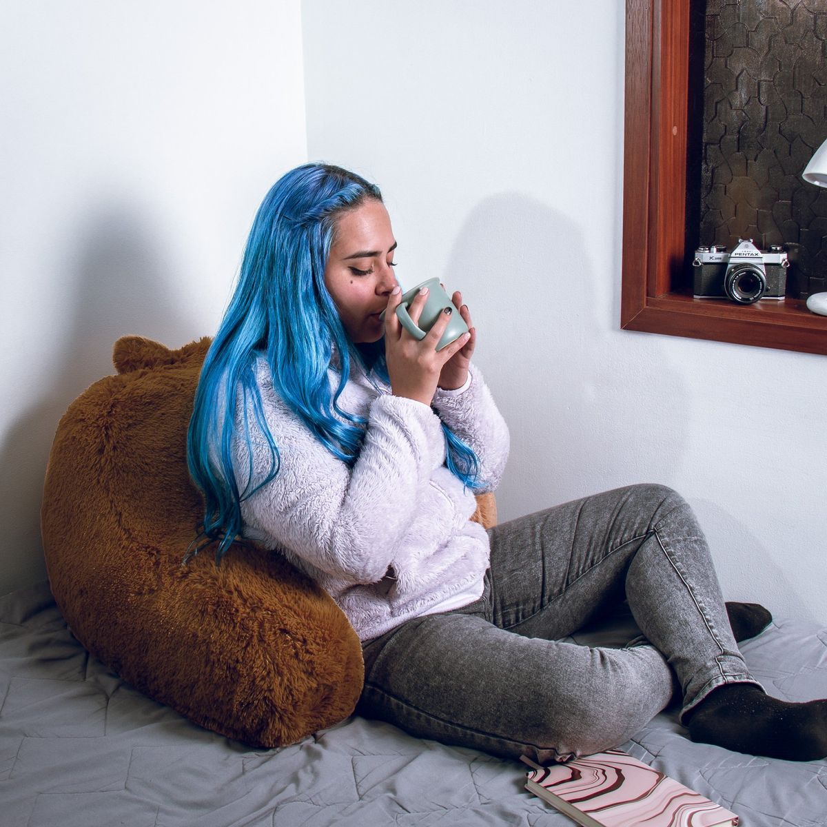 BANZAY - Cojín Anatómico Para TV y Lectura Funda Peluda- Café