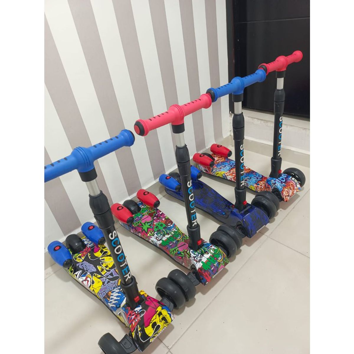 KIDSHOP - Patineta Scooter Vapor Humo Luces Bluetooth J003 Rojo Grafi