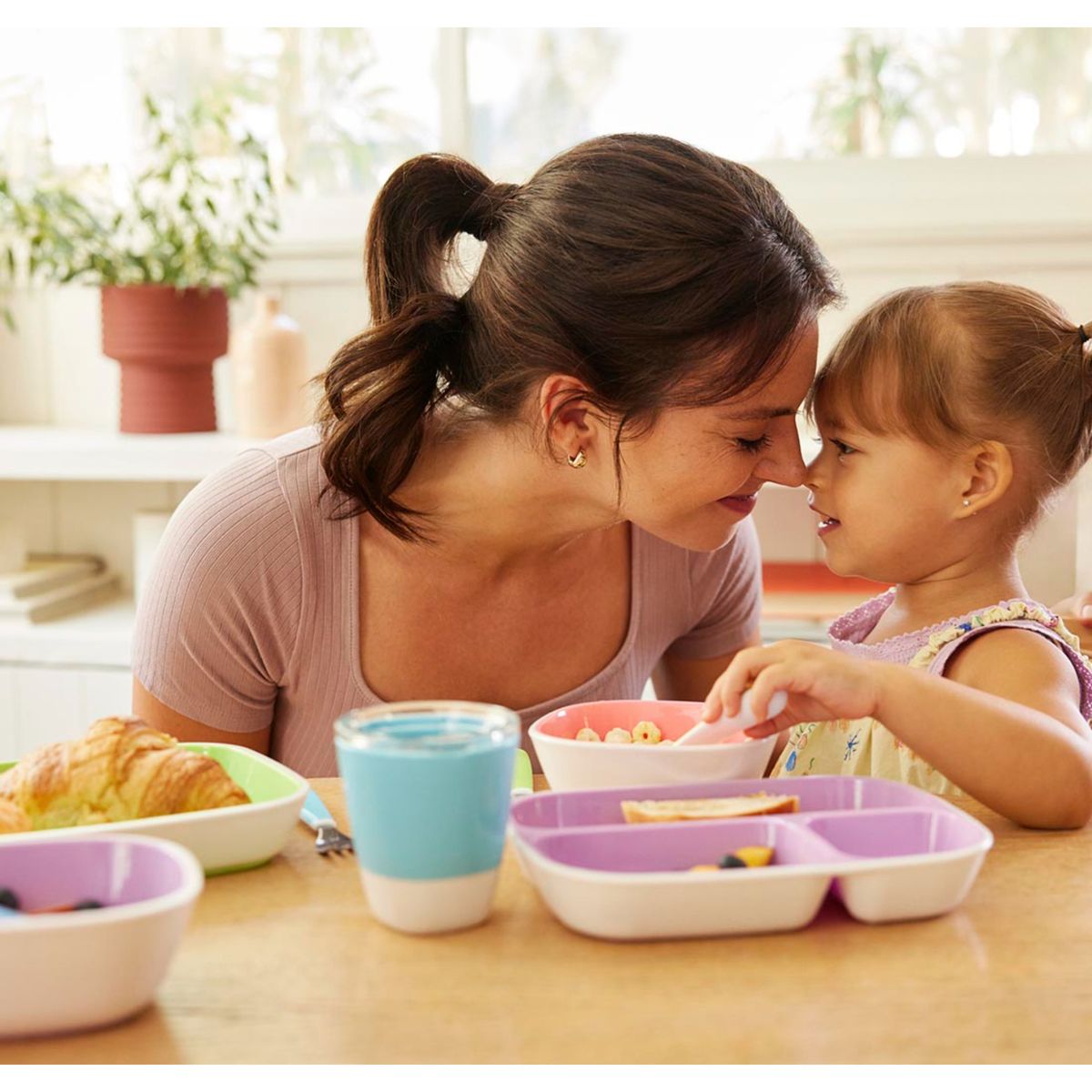 MUNCHKIN - Plato Bebe Morado Fucsia - Divisiones y Base Antideslizante