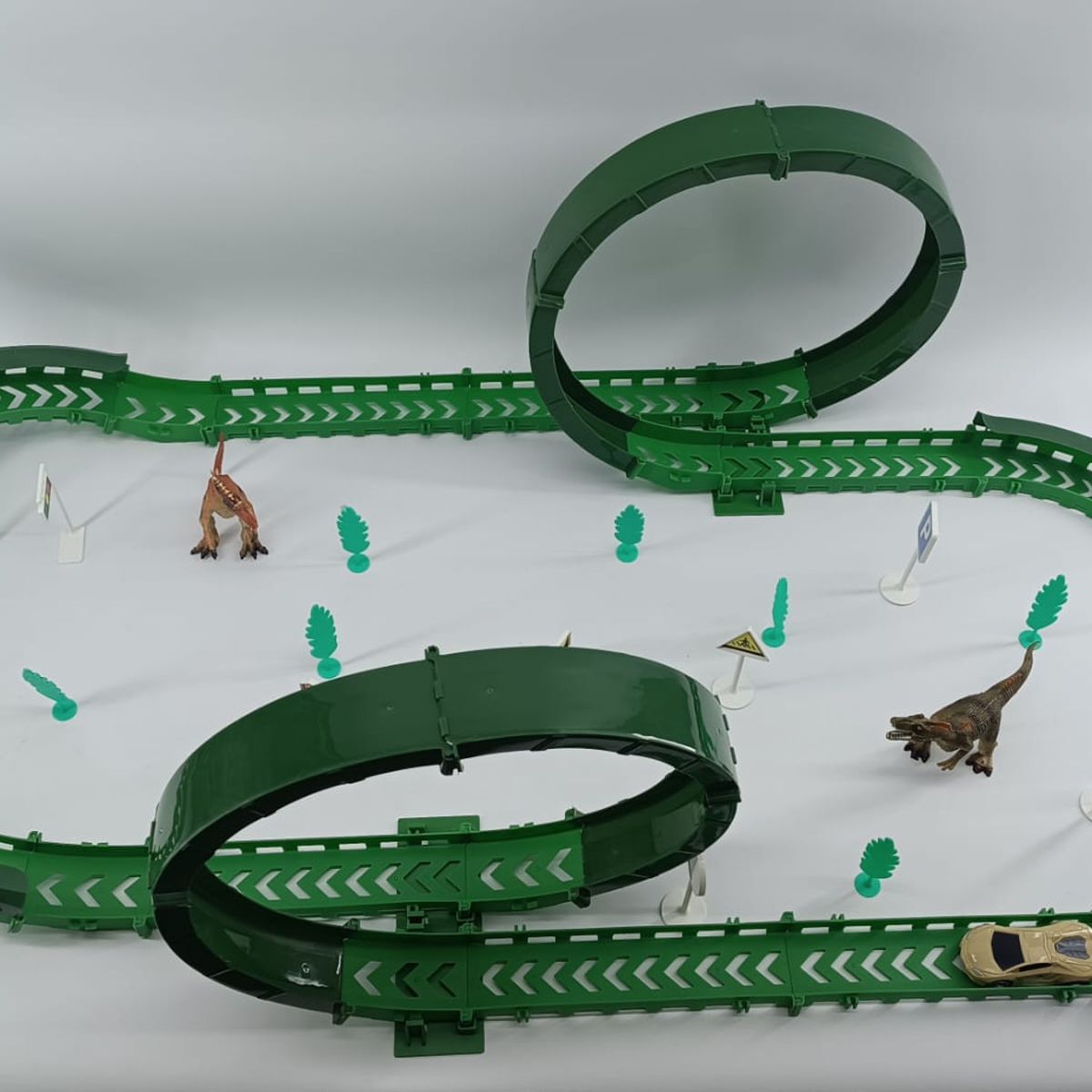 JUGUETERIA EXPRESS - Pista De Carros Dinosaurio Dos Giros Con Accesorios