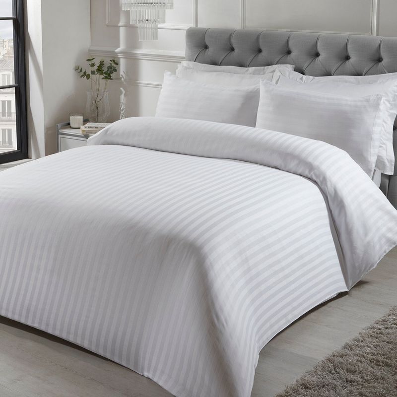 HAPPY BEAR - Combo Duvet Plumon Y Sabana Ajustable Doble Microfibra Blanco