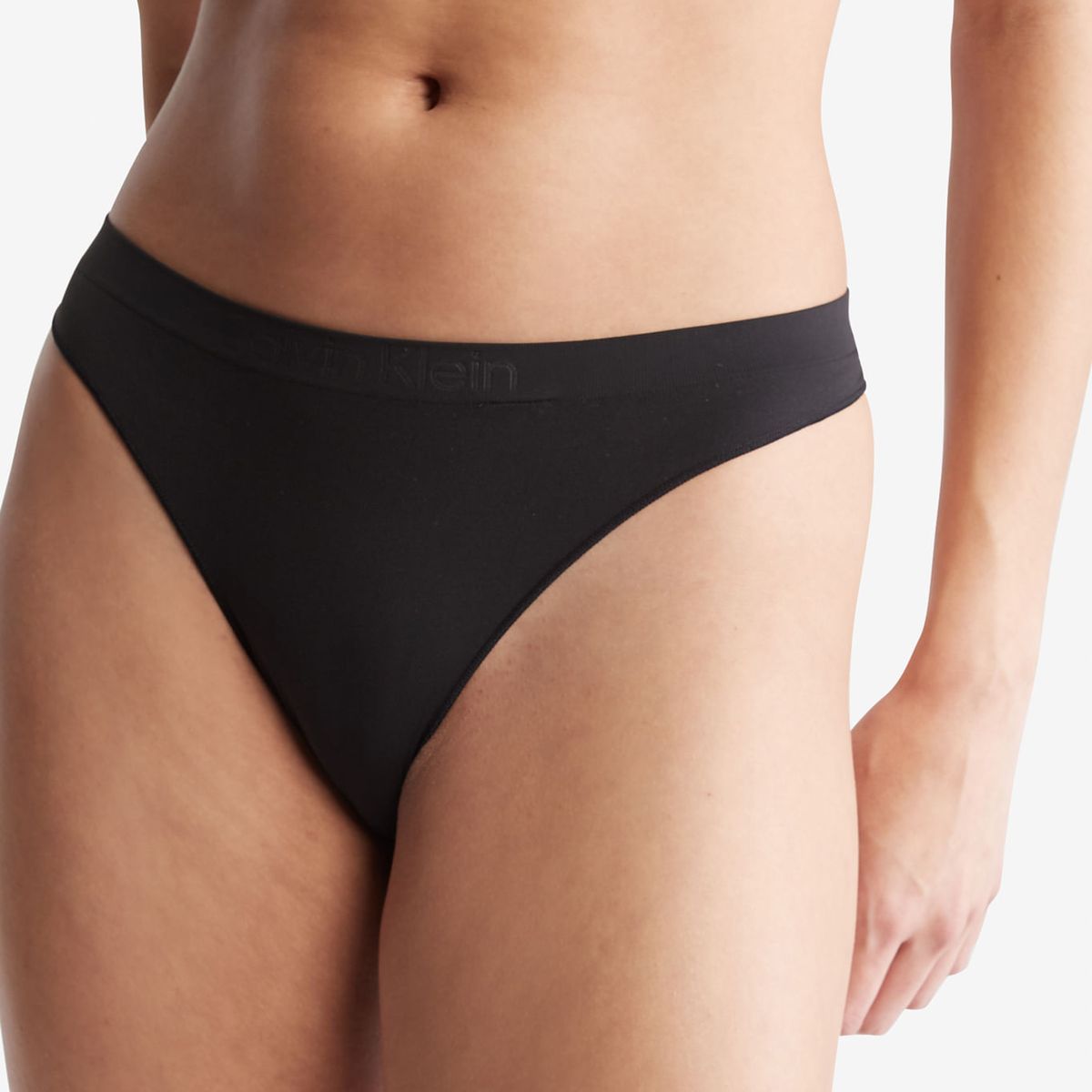 CALVIN KLEIN - Pantie Negra Tipo Tanga Con Logo Calvin Klein