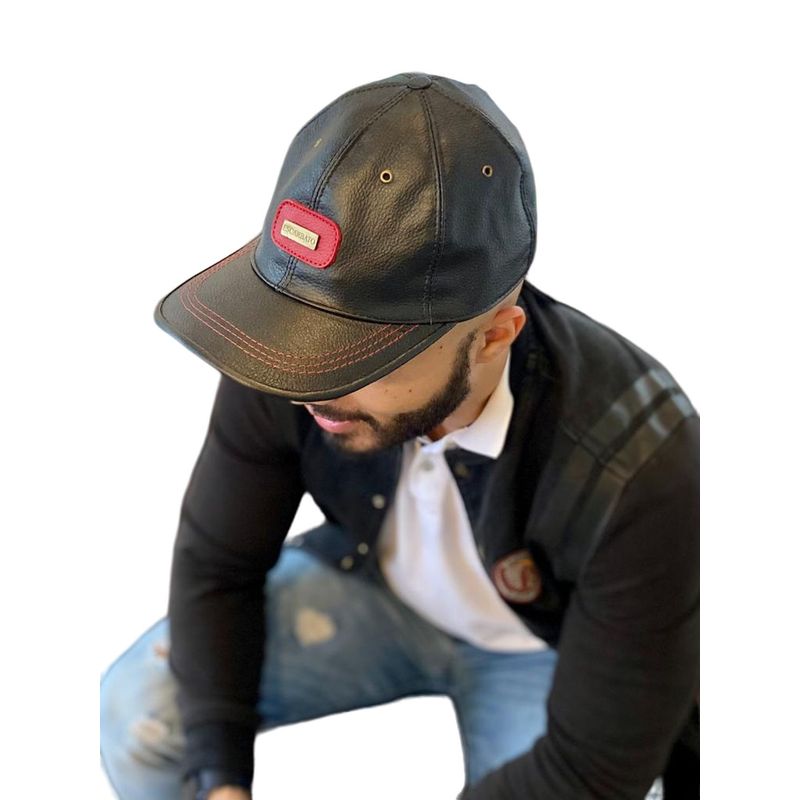 ESCARBATO - Gorra Negra Costuras Rojas Varios Taches_.