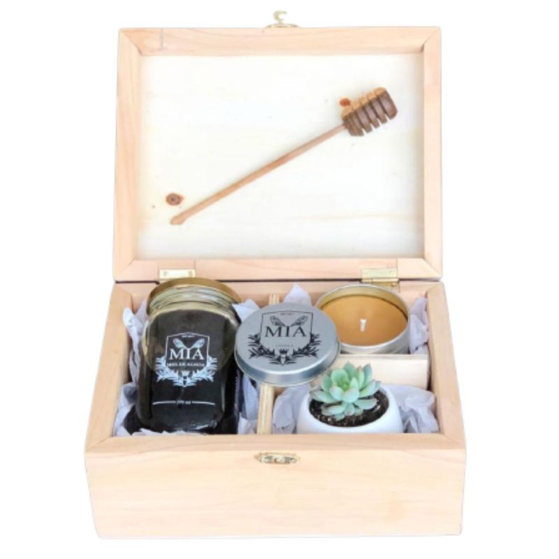 MIA - CAJA REGALO MÍA  (miel 470gr, vela 50gr, 1 suculenta, 1 mielero y caja de madera)