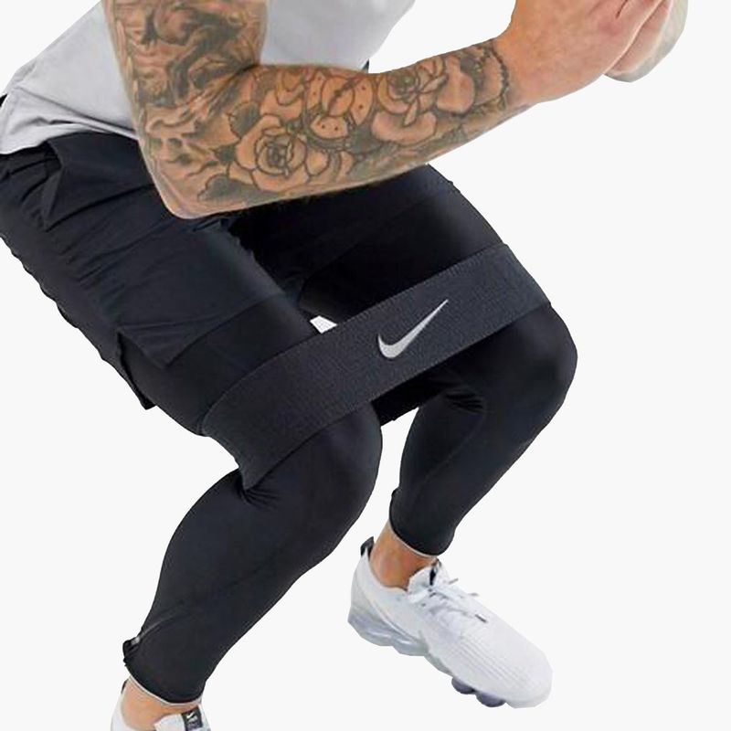 NIKE - SOPORTE DE MOVIMIENTO NIKE RESISTANCE LOOP NEGRO BLANCO.