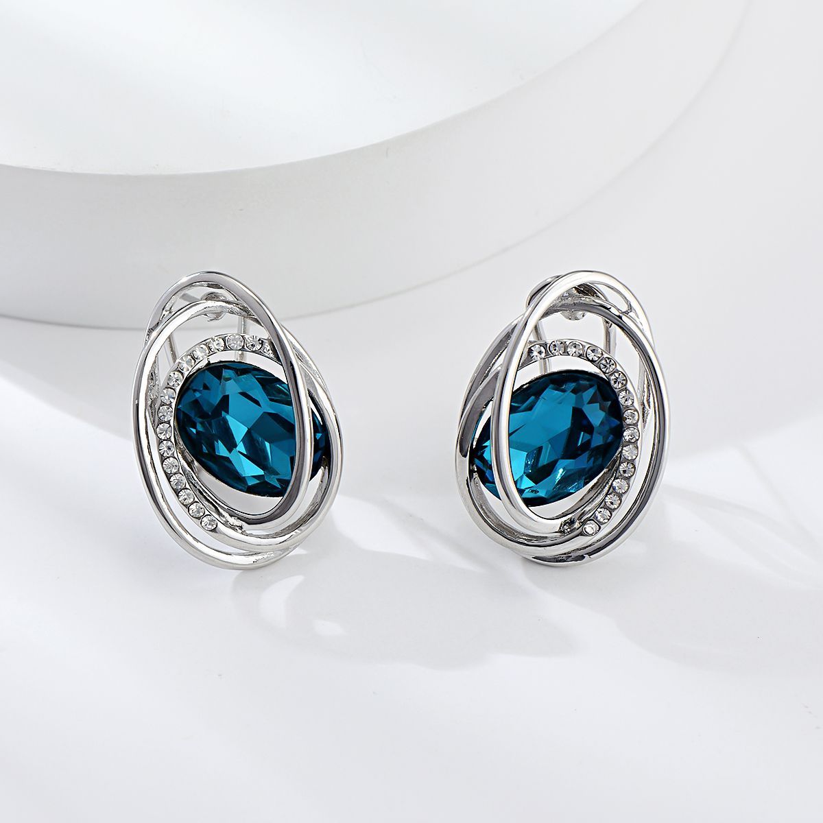 VERAMOREST - Aretes Platinados Cristal Azul Veramorest