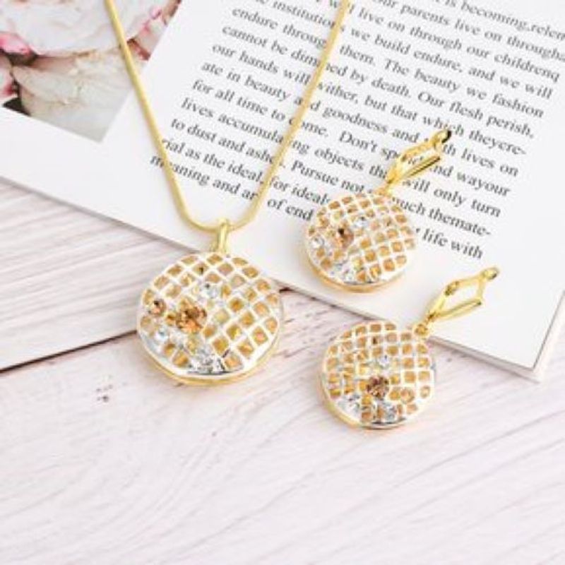 VERAMOREST - Set Collar y Aretes Dorados Veramorest