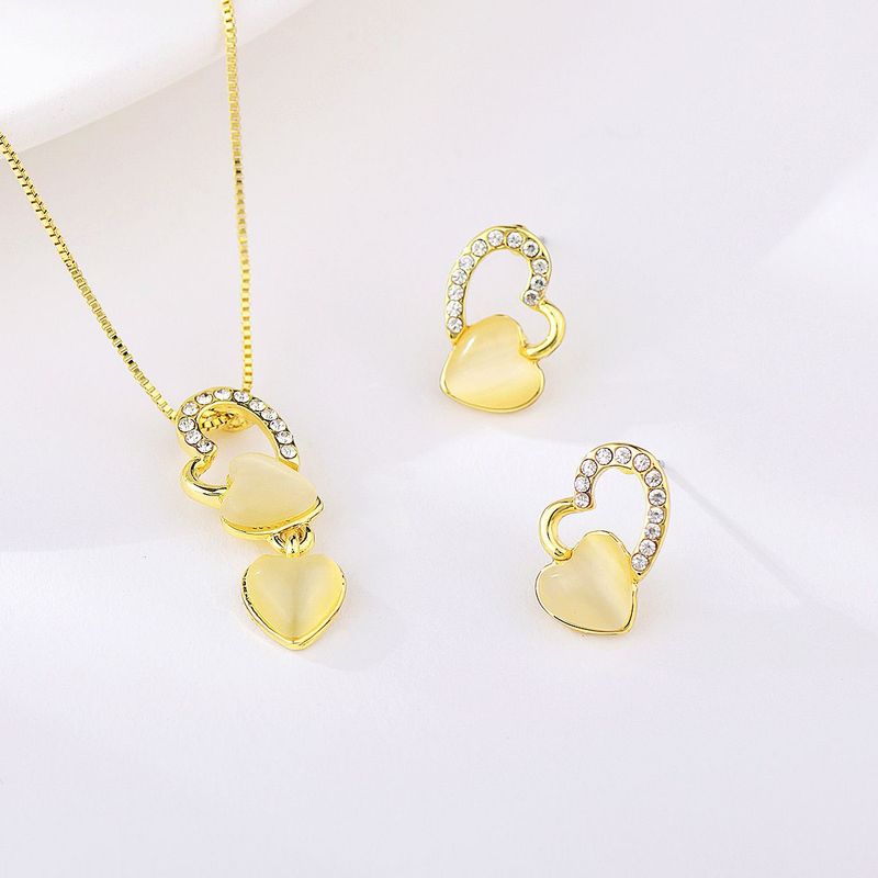VERAMOREST - Set Aretes Y Collar Dorado Corazón