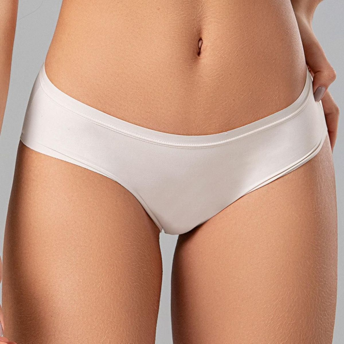 DIANE & GEORDI - Panty Cachetero Invisible Levanta Cola Microfibra (020523) - Blanco