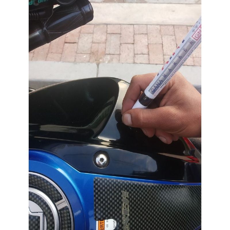 UNIVERSAL - Marcador para rayones en carro moto casco negro mas cuello