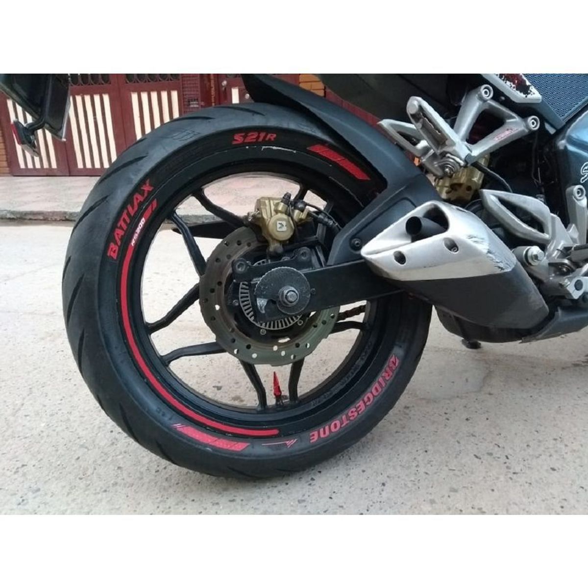 UNIVERSAL - Marcador permanente para llantas de carro moto bici rojo