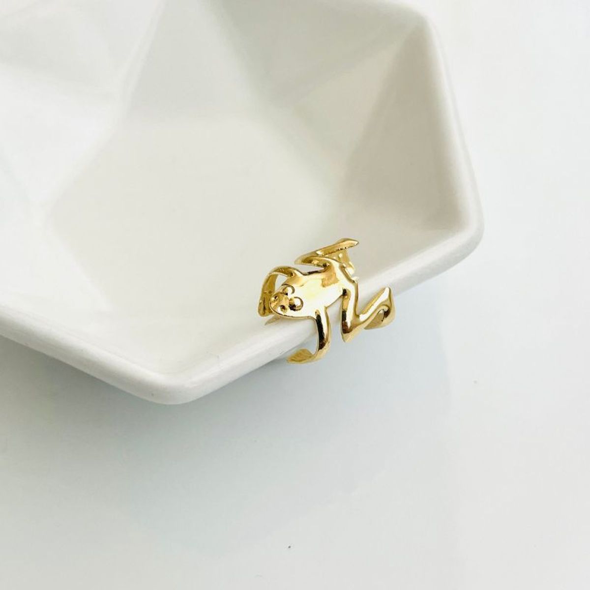 ACCESORIOS DE EVA - Arete Ear Cuff Simulador Rana Dorada_.