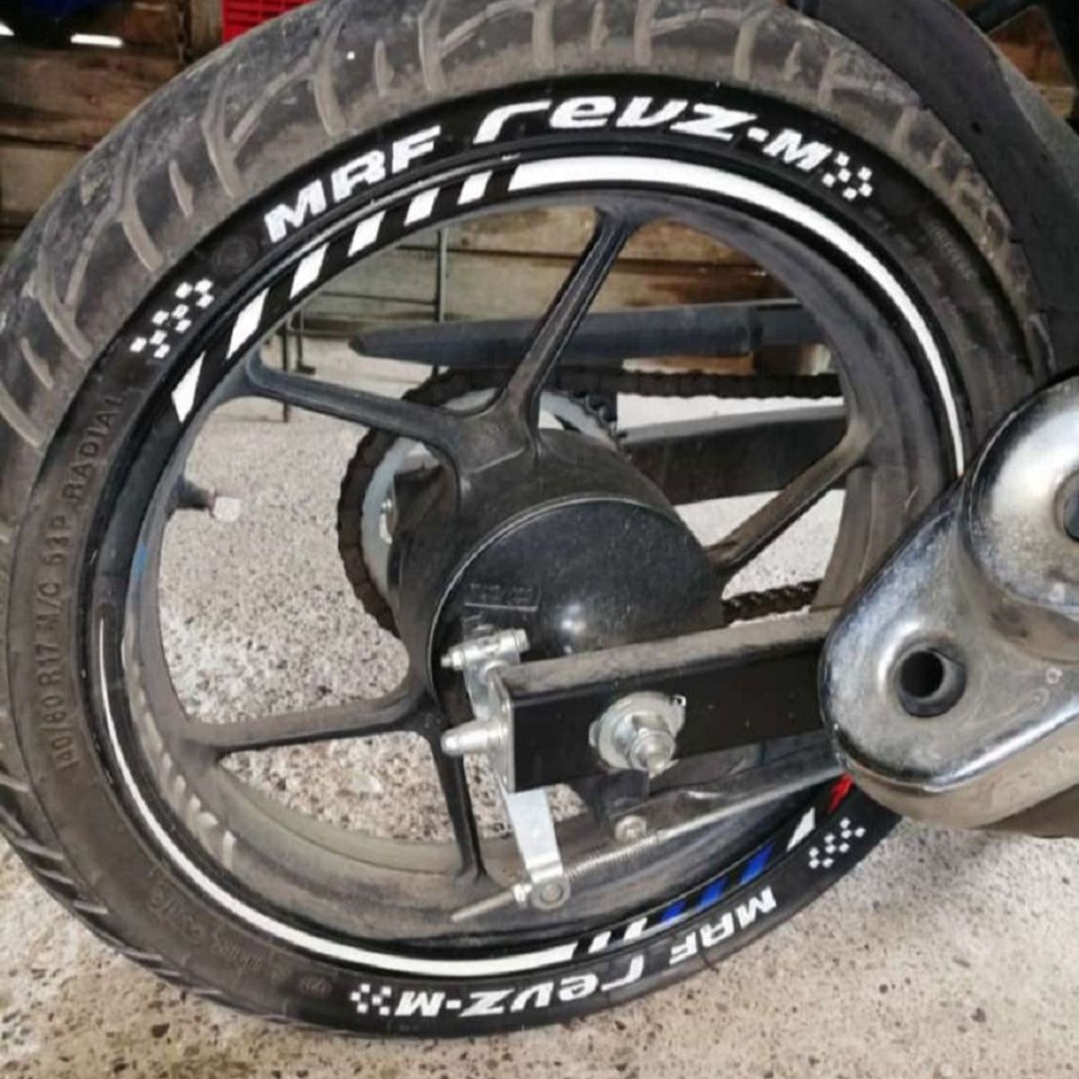 UNIVERSAL - Marcador permanente llantas de carro moto bici color blanco