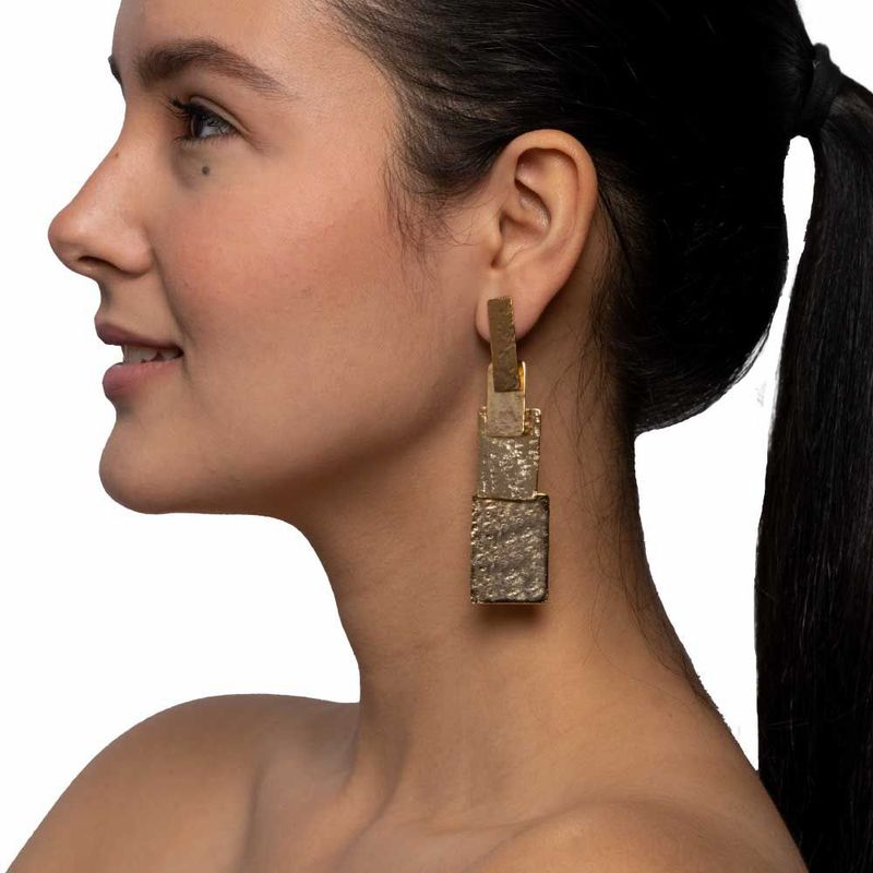 ENIGMA - Aretes Tributo Escalonado Dorado.