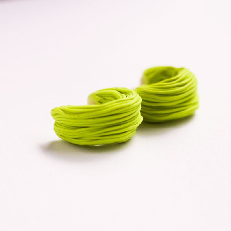 MUCURA JEWELRY - Aretes Hoops Arrunchaditas Mini Verde Acido Múcura