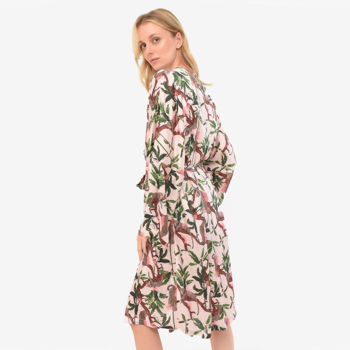 FALABELLA - Bata Mujer Lobo Rosa para Falabella