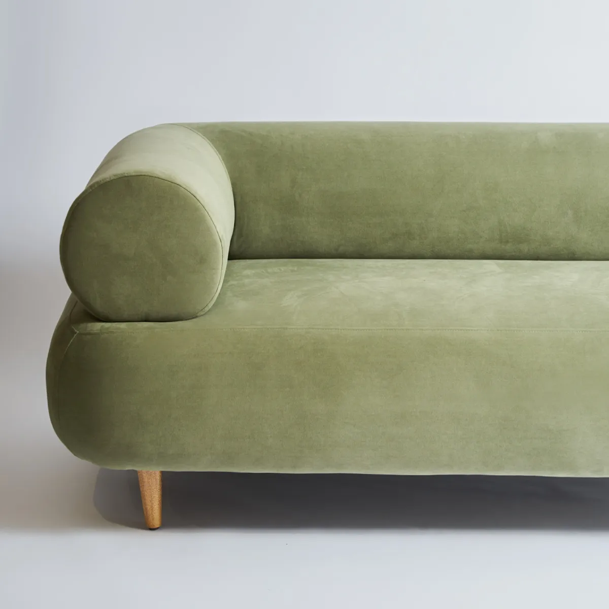 ENMADERA - Sofá Xirys color verde oliva