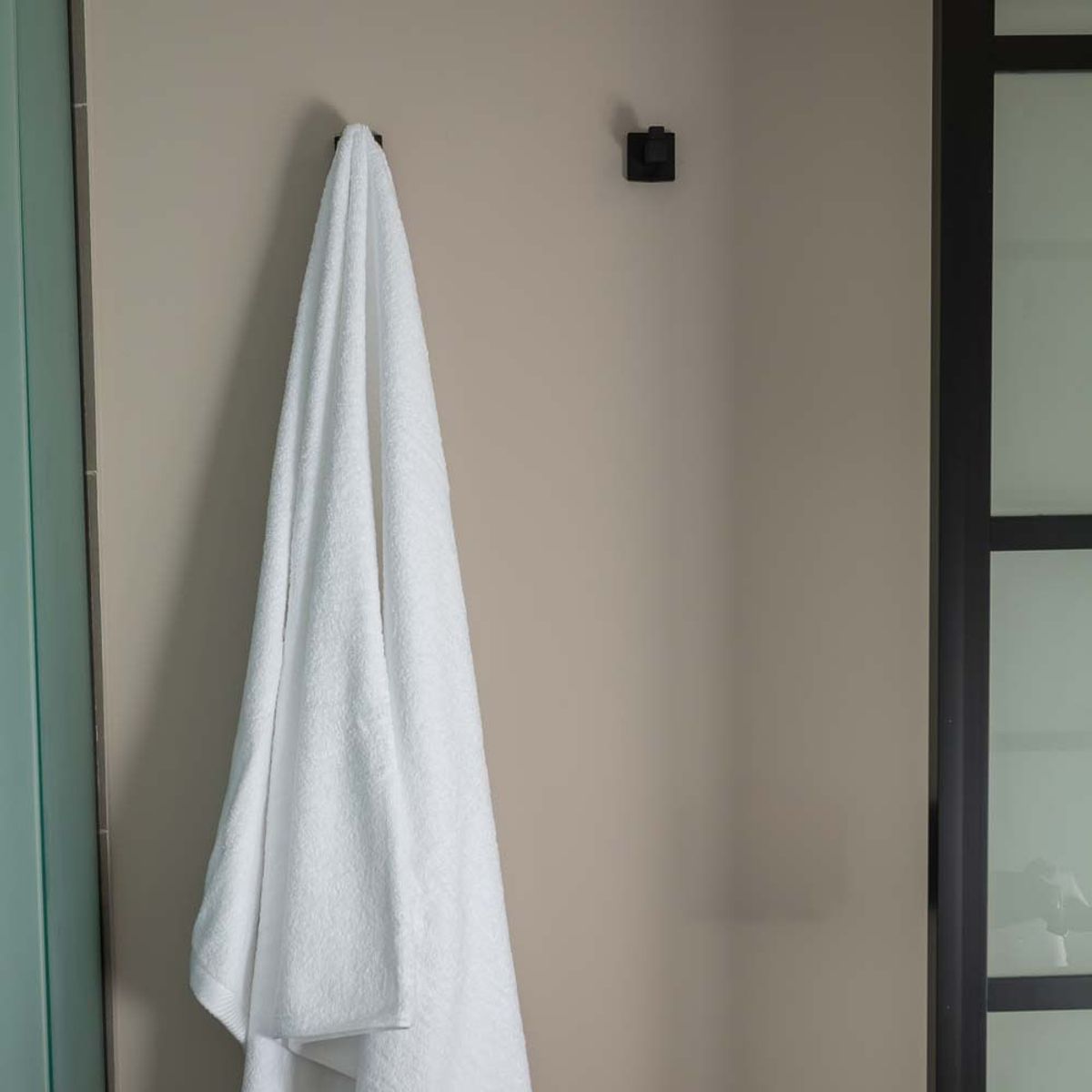 DISTRIHOGAR - Toalla Cuerpo Basil 630 gr Algodón 90 x 180 cm