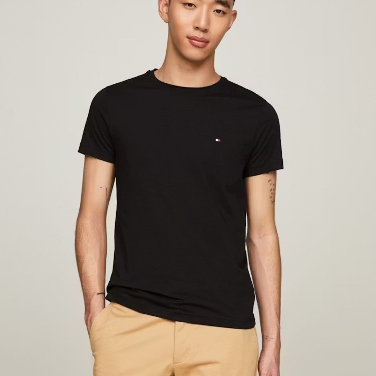 TOMMY HILFIGER - Camiseta Manga Corta Negro Slim Fit Esencial