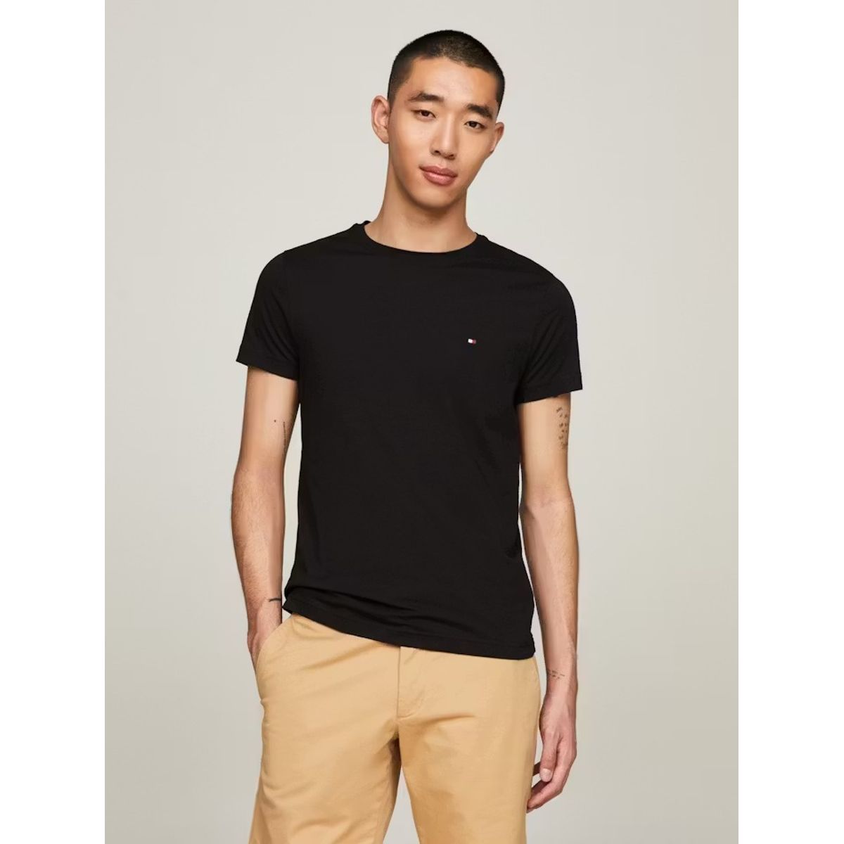 TOMMY HILFIGER - Camiseta Manga Corta Negro Slim Fit Esencial