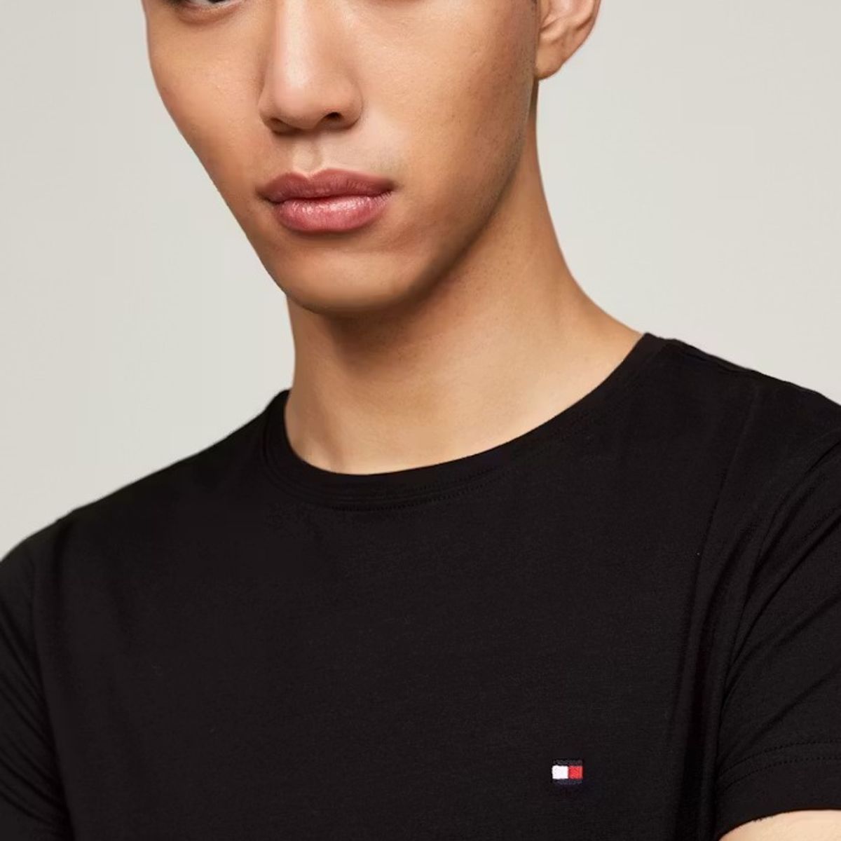 TOMMY HILFIGER - Camiseta Manga Corta Negro Slim Fit Esencial