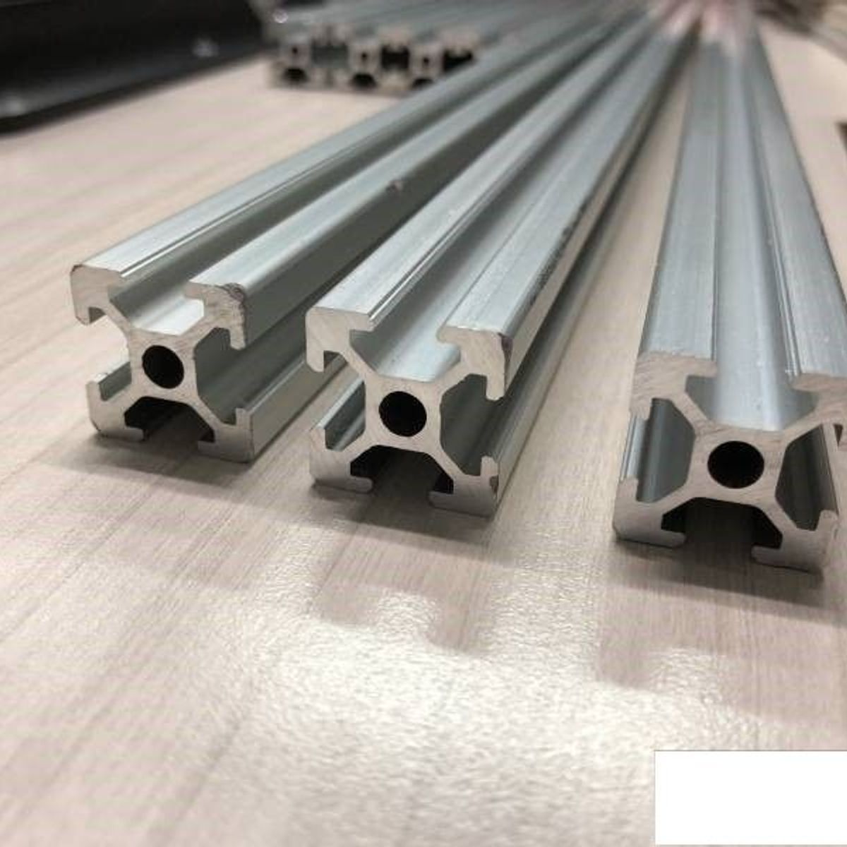 GENERICO - Perfil Estructural Extrusion Aluminio 2020 V Slot 1 Metro