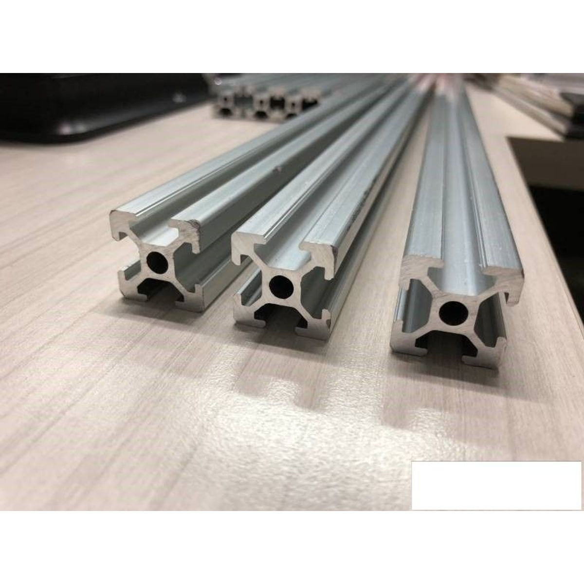 GENERICO - Perfil Estructural Extrusion Aluminio 2020 V Slot 1 Metro