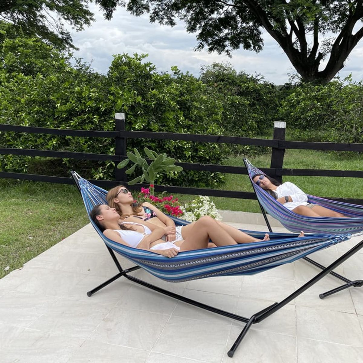 AMERICAN GENERICS - Hamaca portátil  soporte desarmable mas estuche colores varios