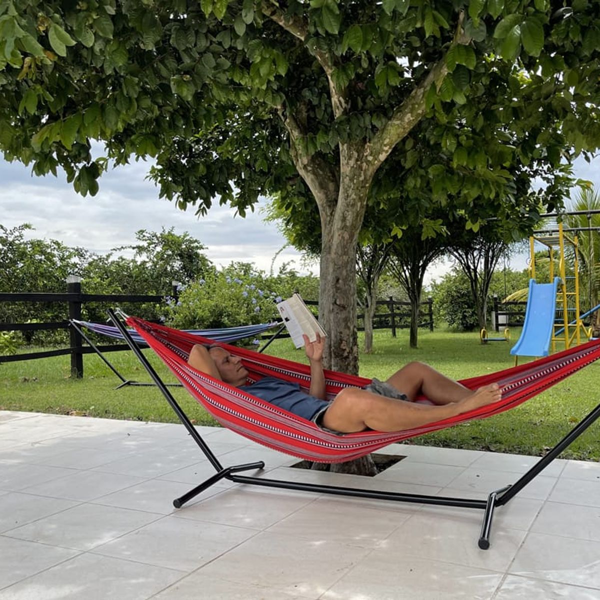 AMERICAN GENERICS - Hamaca portátil  soporte desarmable mas estuche colores varios