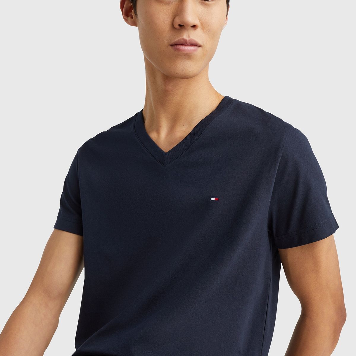 TOMMY HILFIGER - Camiseta Slim Fit Azul Cuello En V Esencial Algodón Para Hombre Tommy Hilfiger