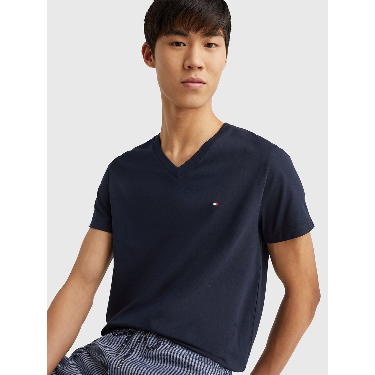 TOMMY HILFIGER - Camiseta Slim Fit Azul Cuello En V Esencial Algodón Para Hombre Tommy Hilfiger