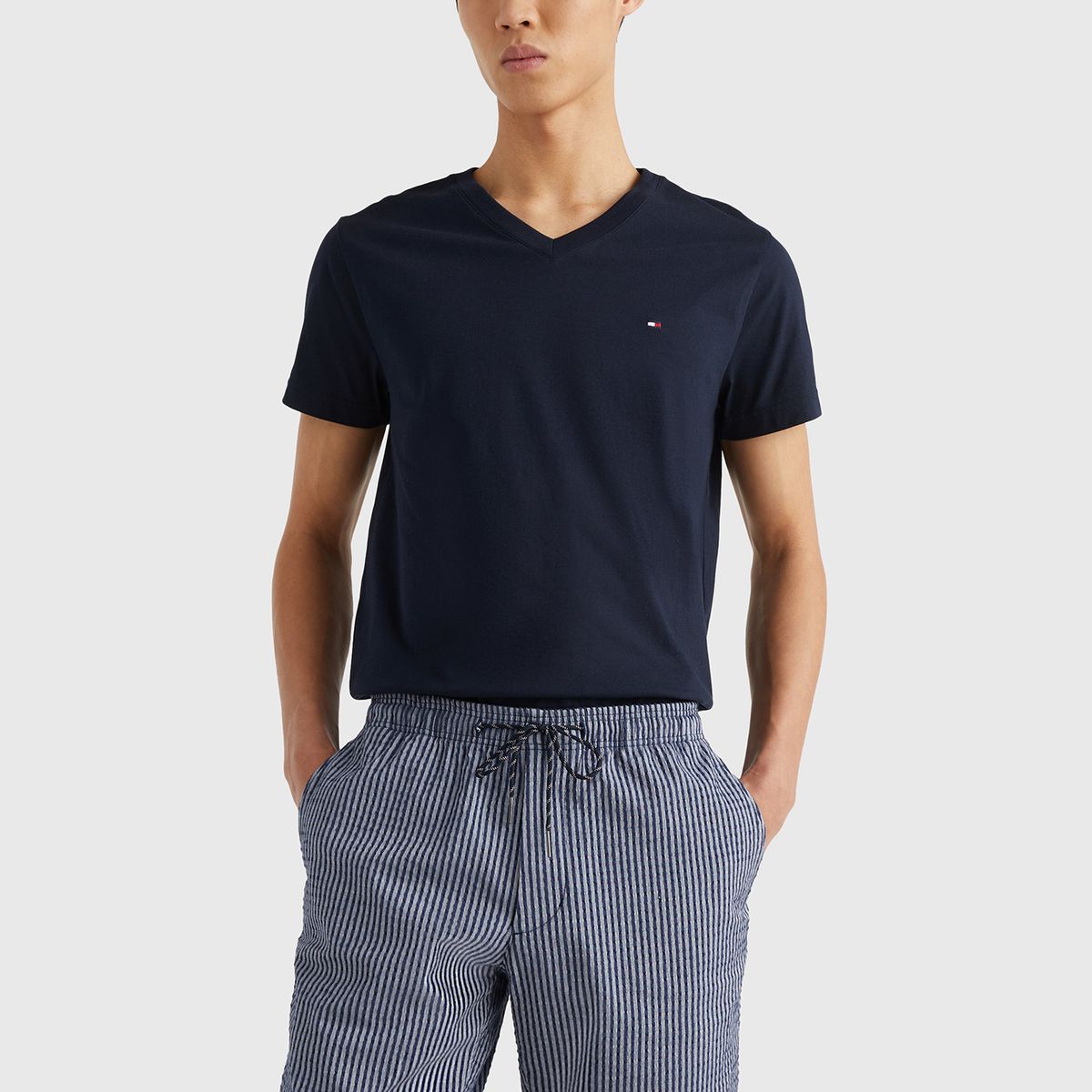 TOMMY HILFIGER - Camiseta Slim Fit Azul Cuello En V Esencial Algodón Para Hombre Tommy Hilfiger