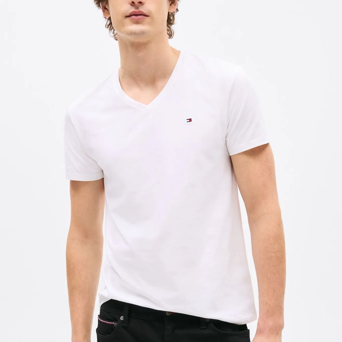 TOMMY HILFIGER - Camiseta Blanca Slim Fit Cuello en V Esencial Para Hombre