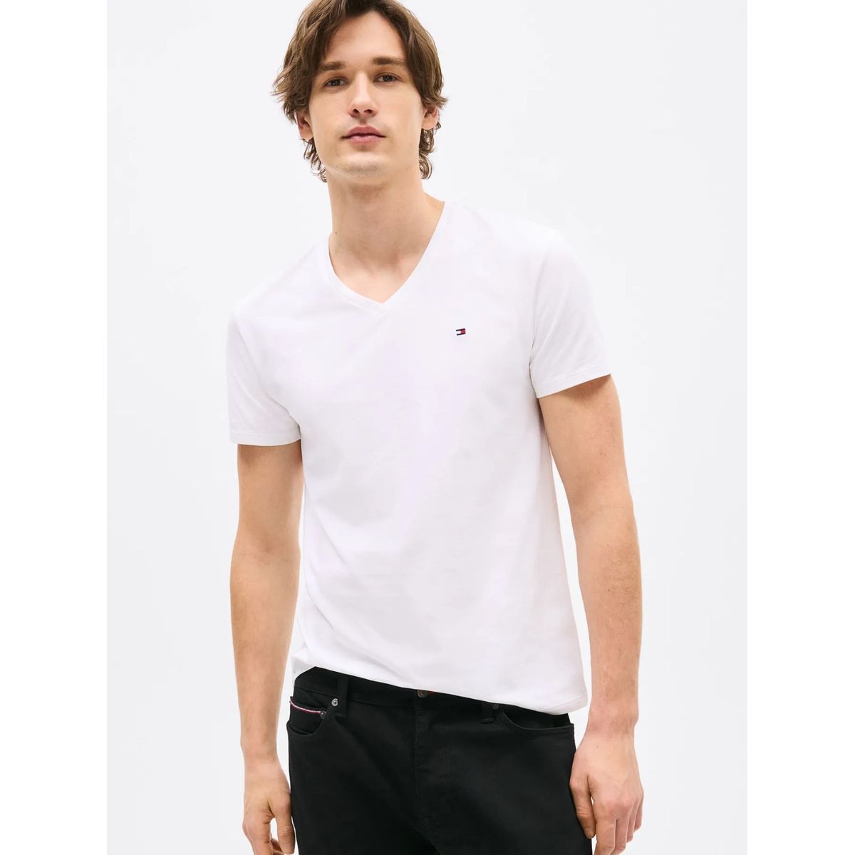 TOMMY HILFIGER - Camiseta Blanca Slim Fit Cuello en V Esencial Para Hombre