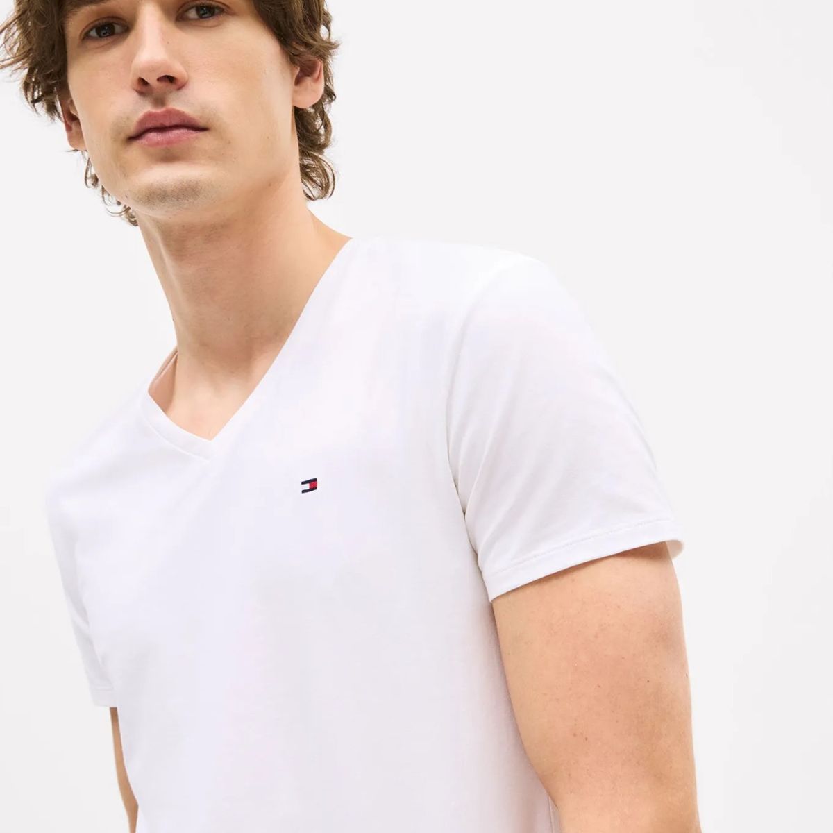 TOMMY HILFIGER - Camiseta Blanca Slim Fit Cuello en V Esencial Para Hombre