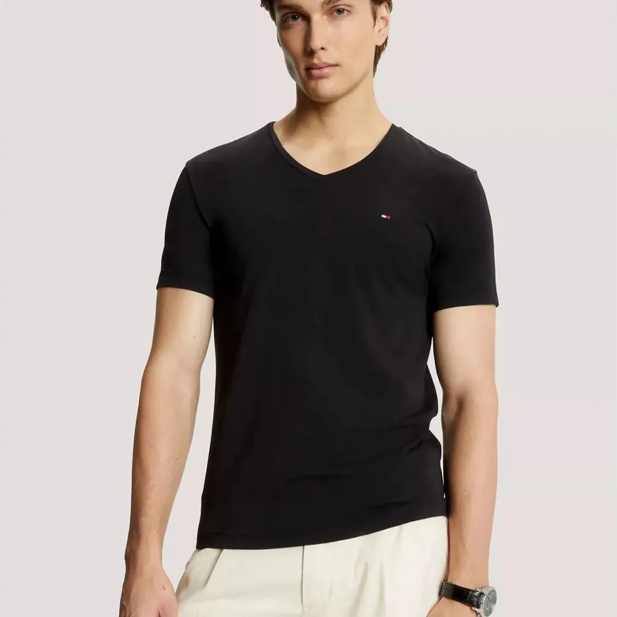 TOMMY HILFIGER - Camiseta Negra Slim Fit Cuello en V Esencial Algodón
