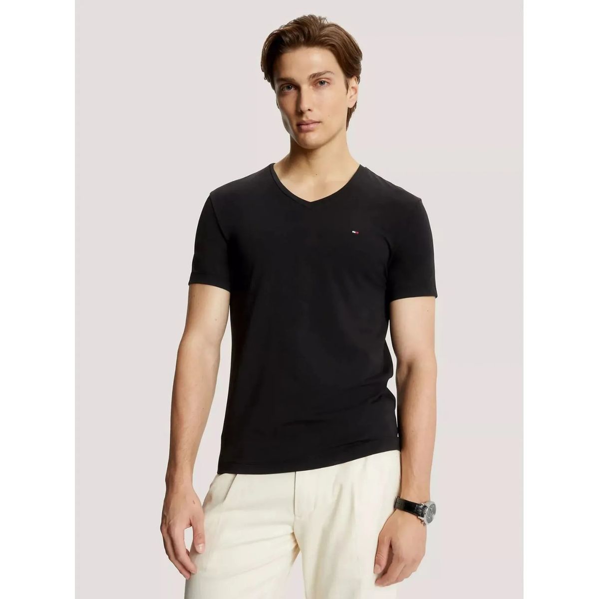 TOMMY HILFIGER - Camiseta Negra Slim Fit Cuello en V Esencial Algodón