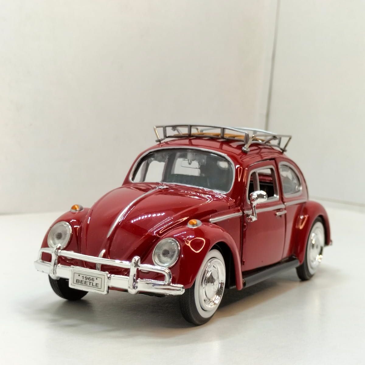 MOTORMAX - CARRO VOLKSWAGEN BEETLE ROJO 1966 ESCALA 1/24 DE COLECCIÓN